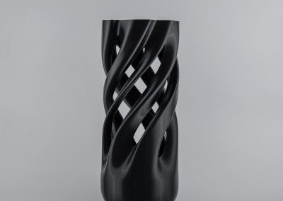 Abbracciame 3D printed vase in black