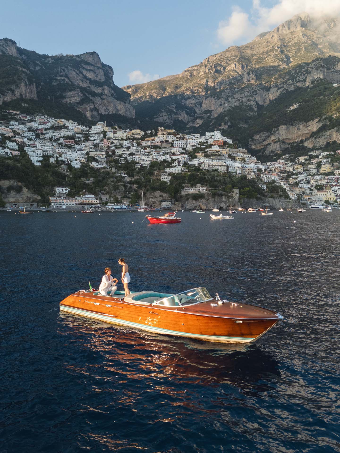 Foto con drone di una proposta di matrimonio in barca a Positano