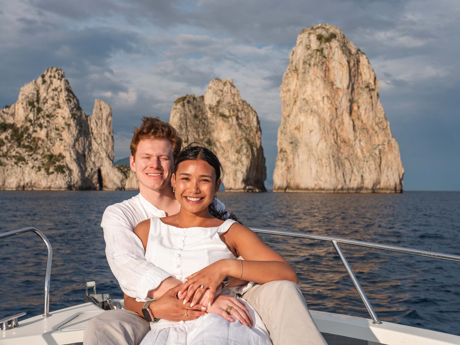 Photoshoot di fidanzamento in barca ai Faraglioni di Capri
