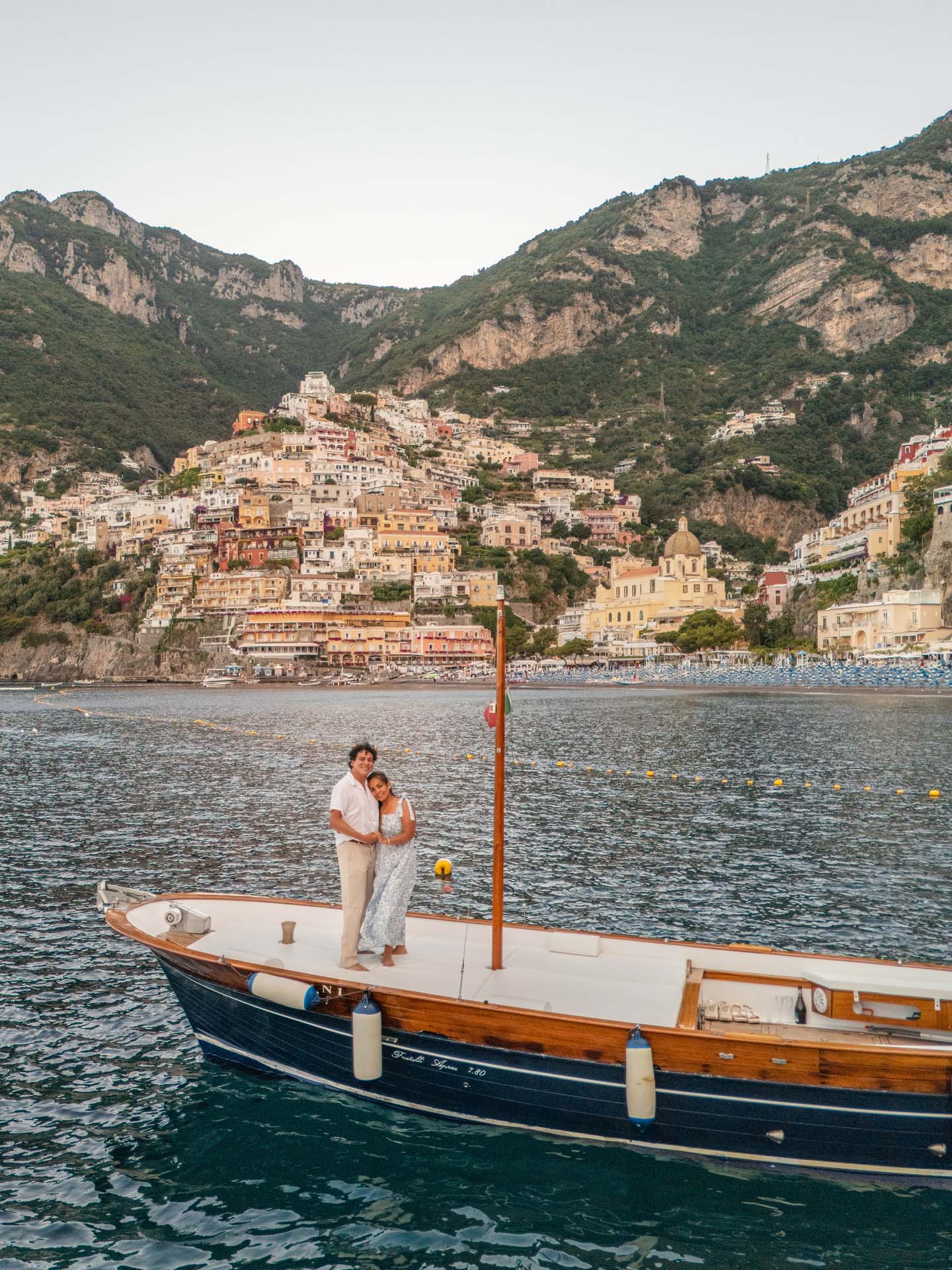 Travel photoshoot di coppia in barca a Positano con riprese drone